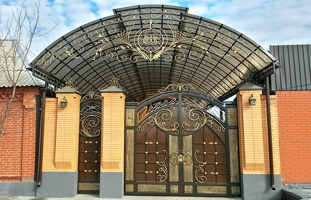 Купить или заказать ворота для дома с навесом - стильные и надежные решения для вашего участка в Лесосибирске от 42232 руб | ВоротМастер-Лсс