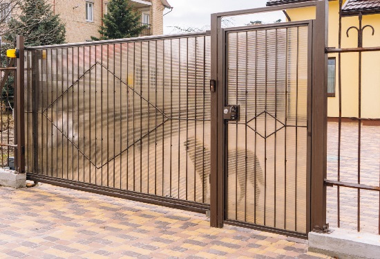 Купить ворота из профлиста с элементами ковки, с металлическими столбами в рамке или под дерево в Лесосибирске от 155835 руб